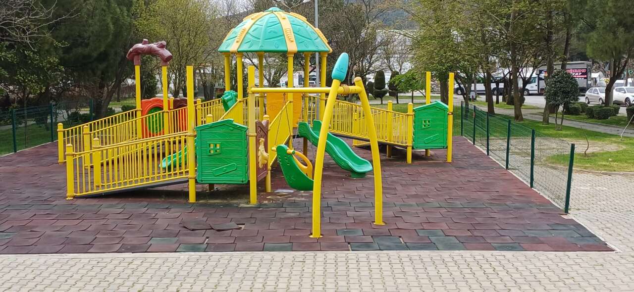 Vatandaşlar Şikayet Etti: Menteşe'de Çocuk Parkları Baştan Aşağı Yeniliyor 7